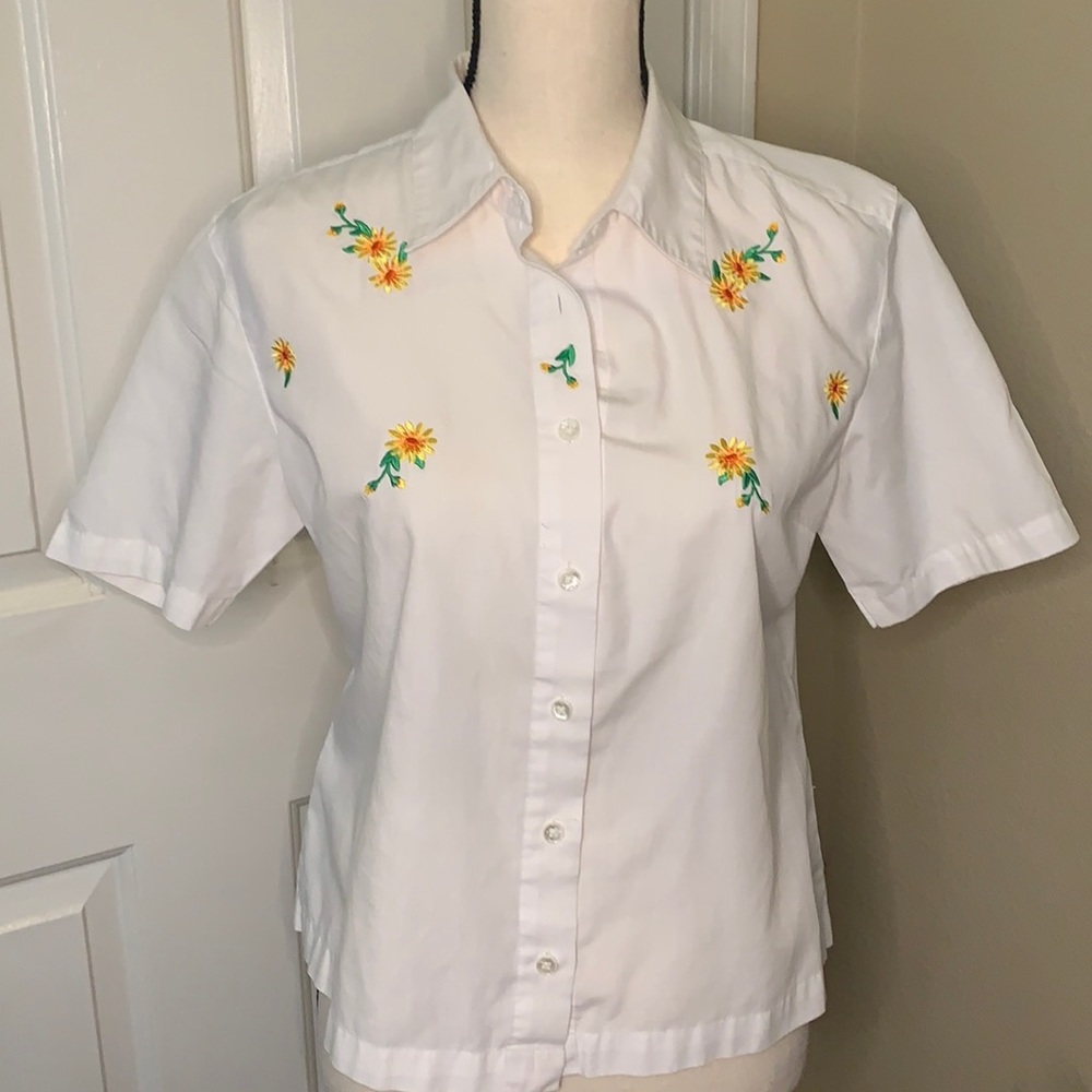VTG Cabin Creek | Sunflower Embroidered Button Short Sleeve Top | Petite Large